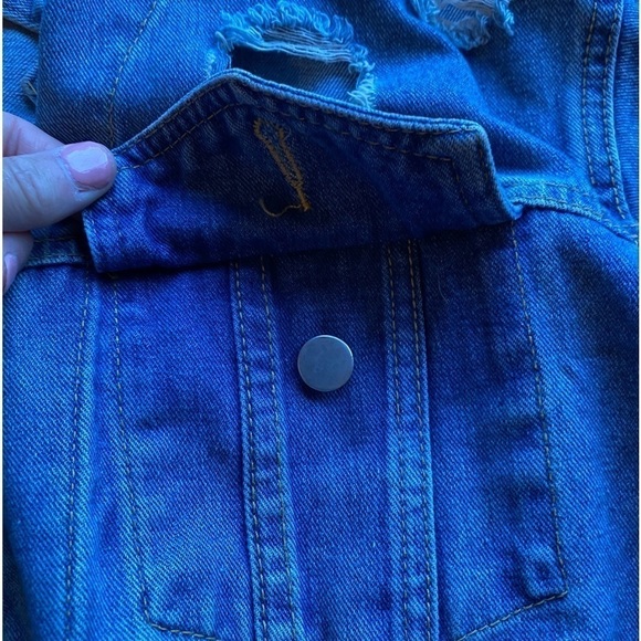 36 Points 5  Blue Denim Oversized Destroyed Jean Jacket Size Small - Picture 12 of 15